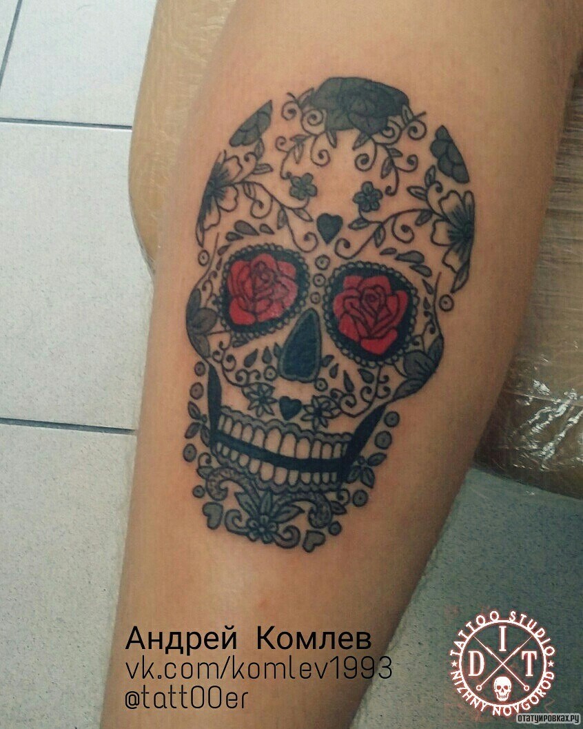 Фотография татуировки под названием «Череп с розами, сахарный череп»