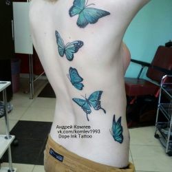 Тату голубые бабочки на спине девушки