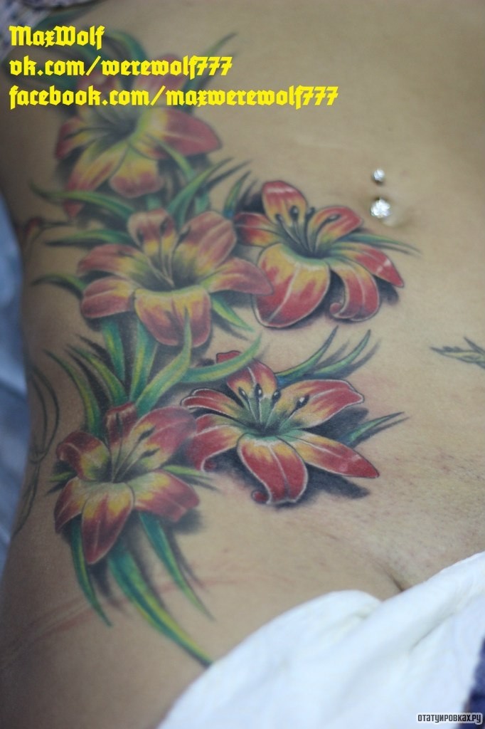 Фотография татуировки под названием «Цветы лилии»