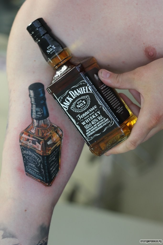 Фотография татуировки под названием "Джек дениелс бутылка" .