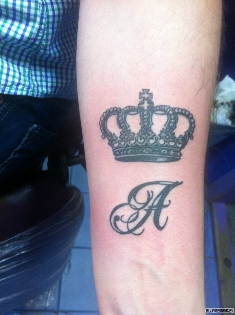 Фотография татуировки под названием «Корона и буква А»