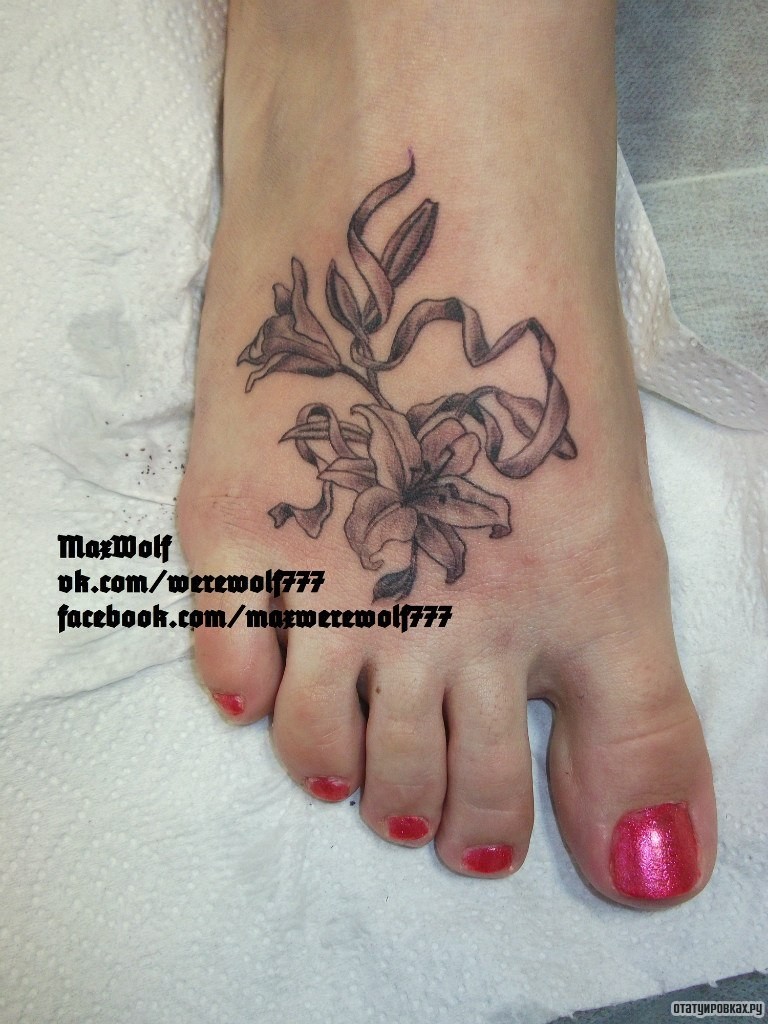 Фотография татуировки под названием «Лилии чб на ноге»