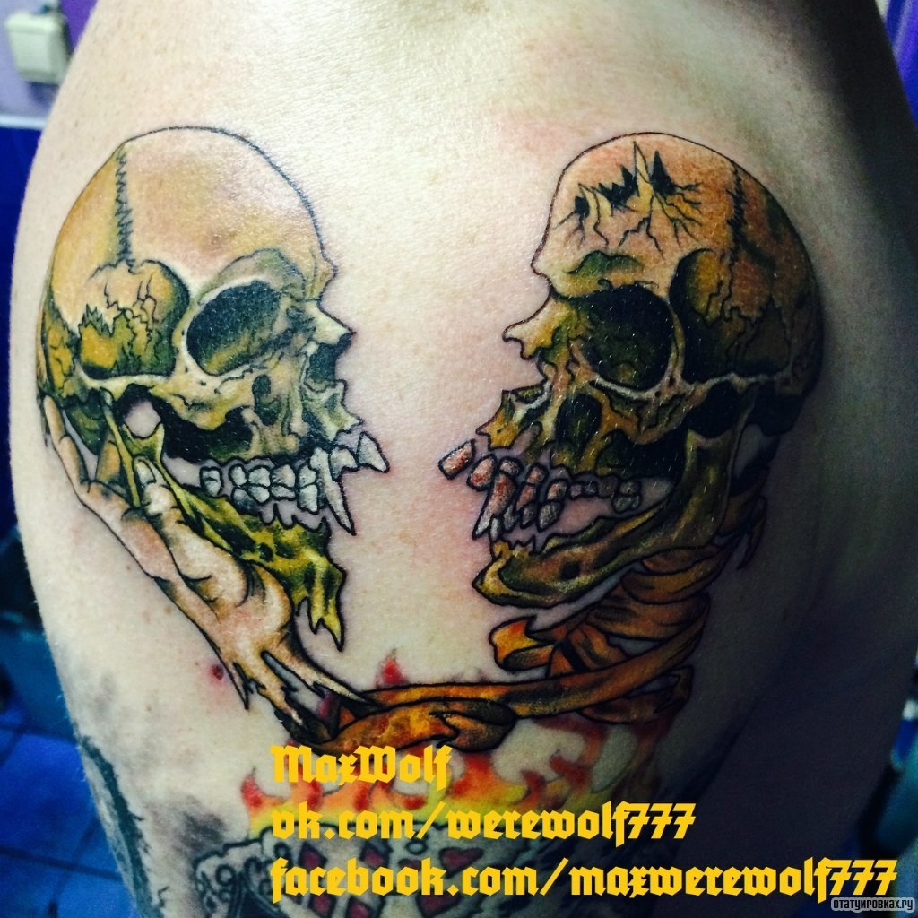 Фотография татуировки под названием «Два черепа как сердце»