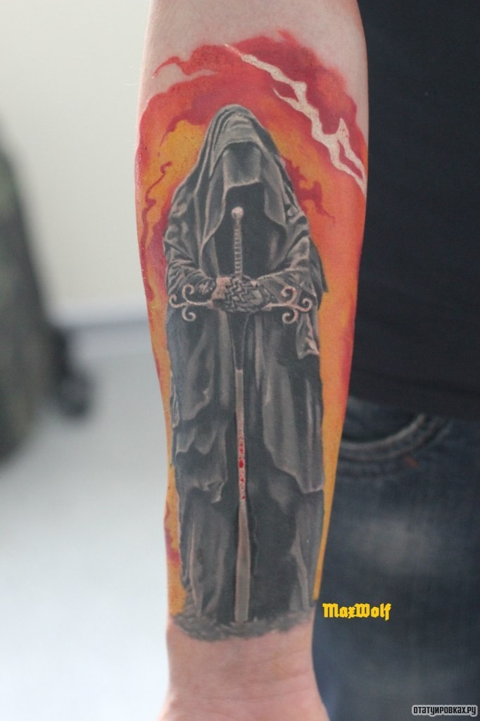Фотография татуировки под названием «Человек в плаще с мечом»