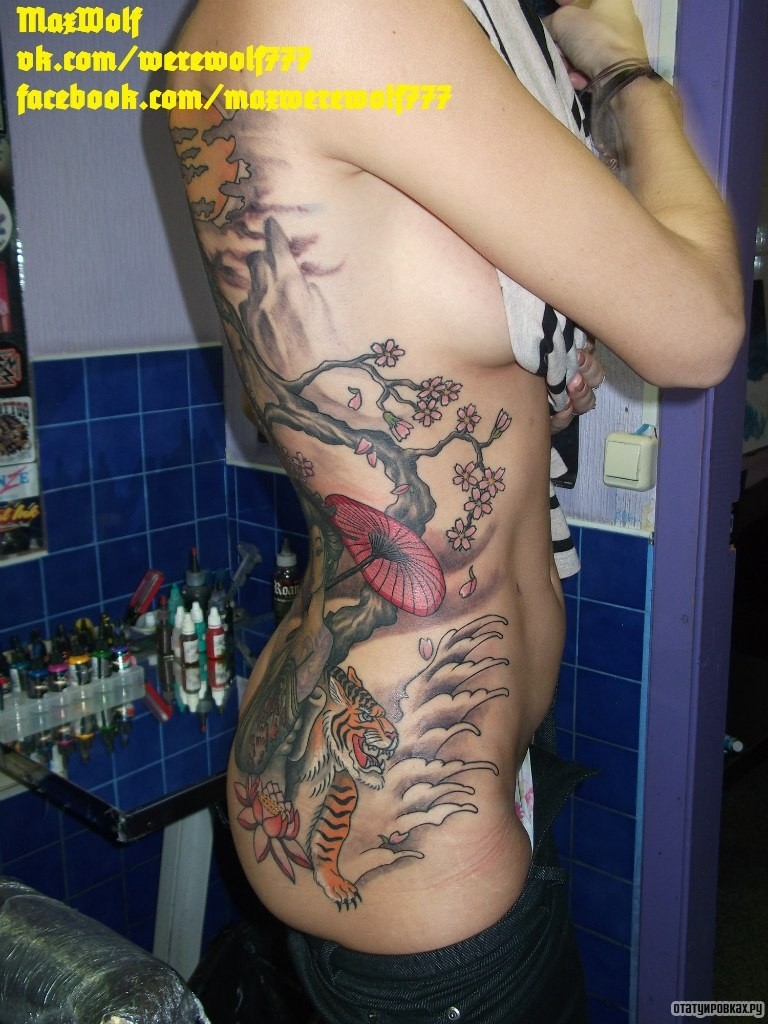 Фотография татуировки под названием «Дерево сакура и тигр с волнами»