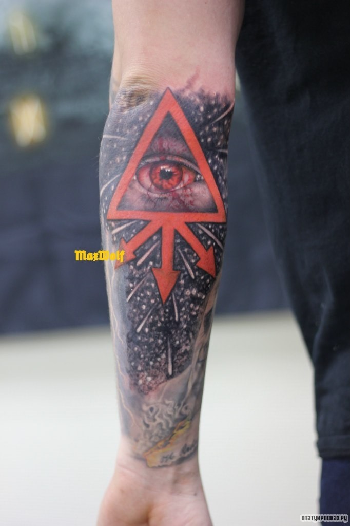 Фотография татуировки под названием «Красный треугольник со стрелами»