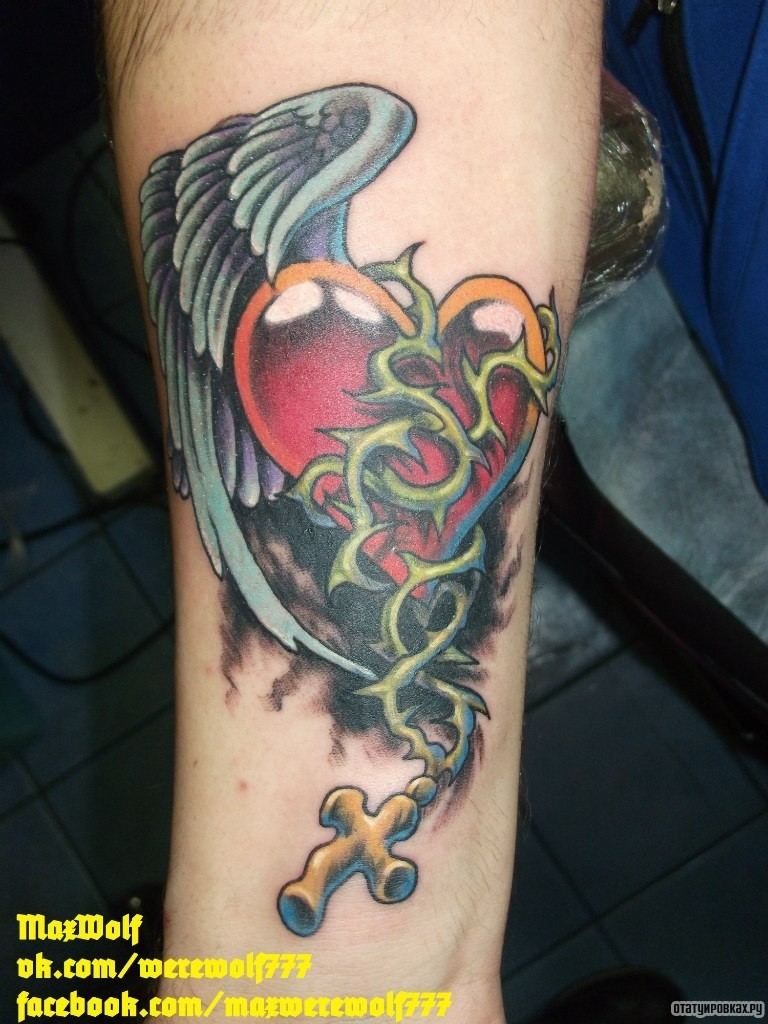 Фотография татуировки под названием «Сердце с крыльями и крестом»