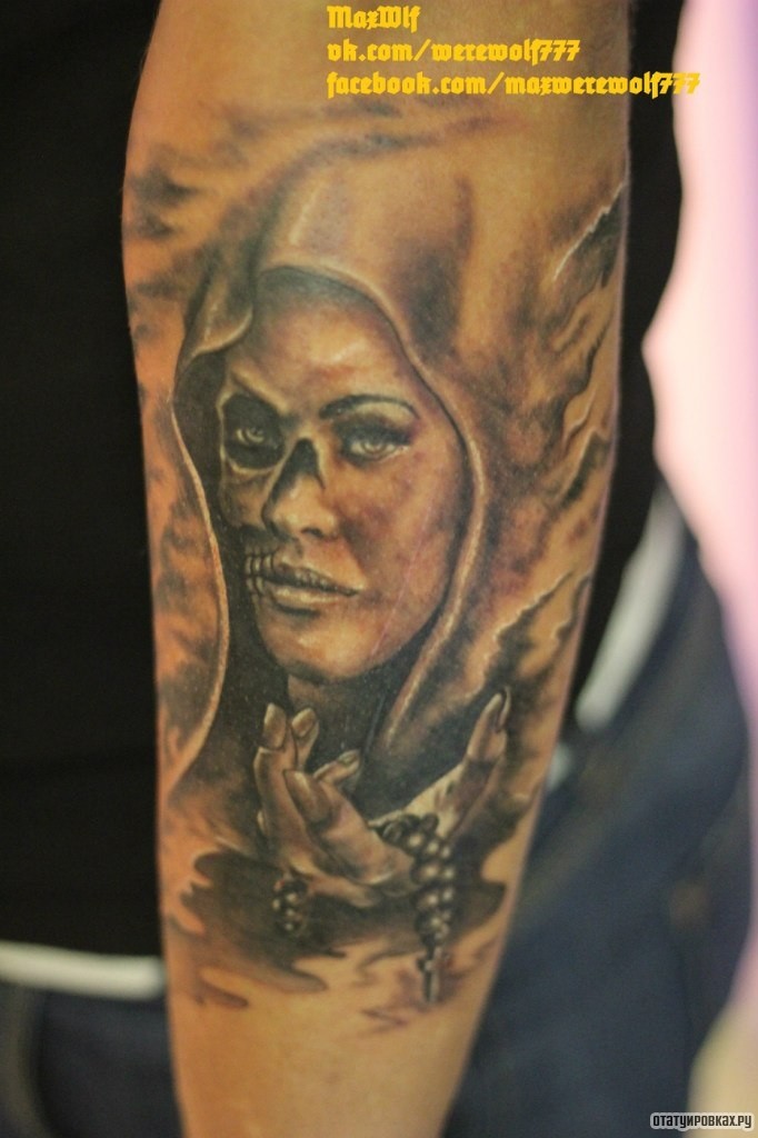 Фотография татуировки под названием «Девушка череп в плаще»