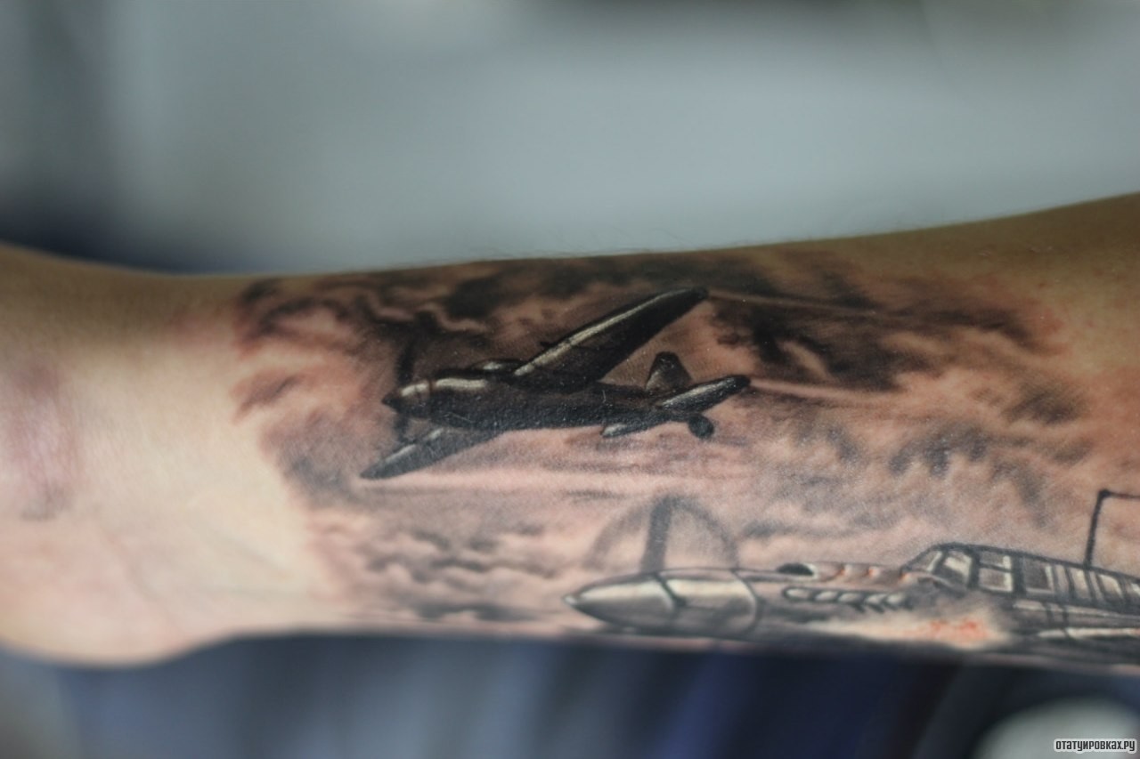 Фотография татуировки под названием «Самолет в полете»