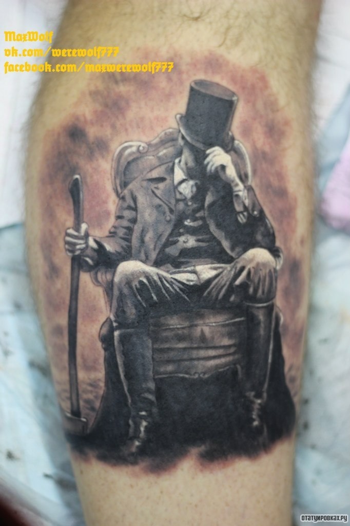 Фотография татуировки под названием «Человек в шляпе с тростью на стуле»