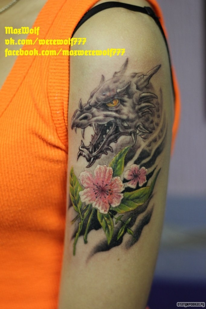 Фотография татуировки под названием «Дракон и цветы»
