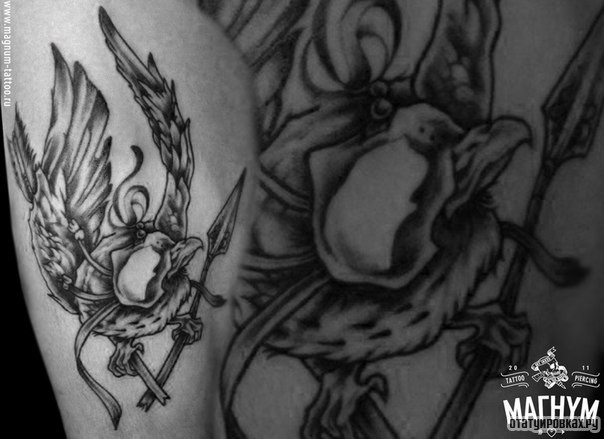 Фотография татуировки под названием «Птица с копьем»