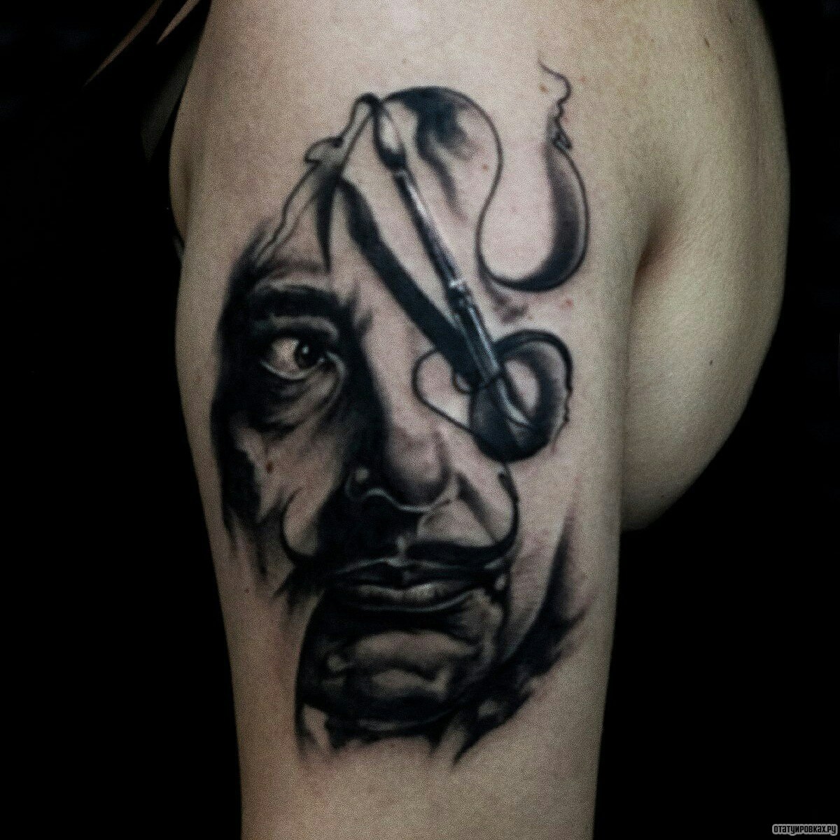Фотография татуировки под названием «Очертание лица с кистью»