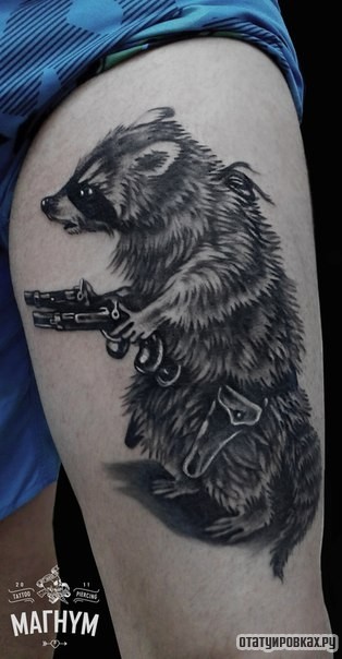 Фотография татуировки под названием «Енот с пистолетами»