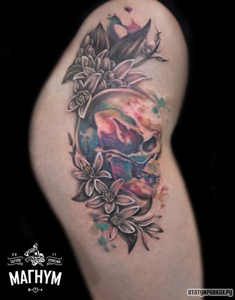 Фотография татуировки под названием «Череп и цветы в цвете»