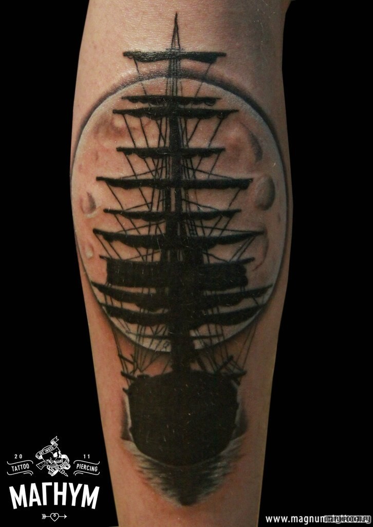Фотография татуировки под названием «Корабль на фоне луны»