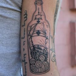 Корабль в бутылке и надпись мастера Алексей Шуба