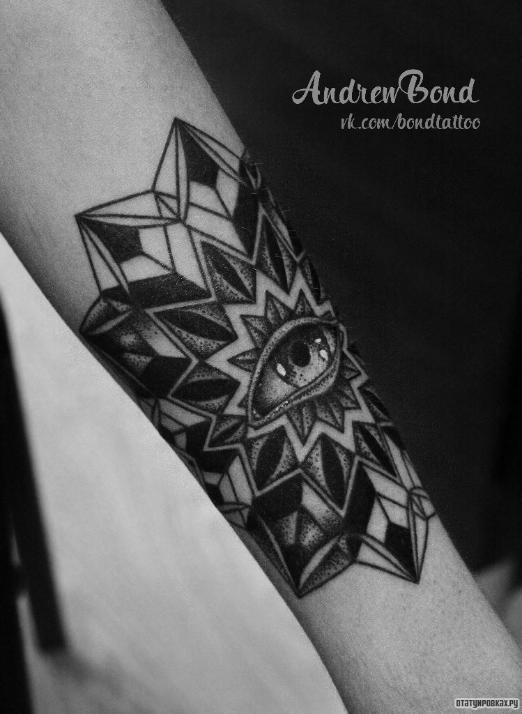 Фотография татуировки под названием «Глаз в узоре»
