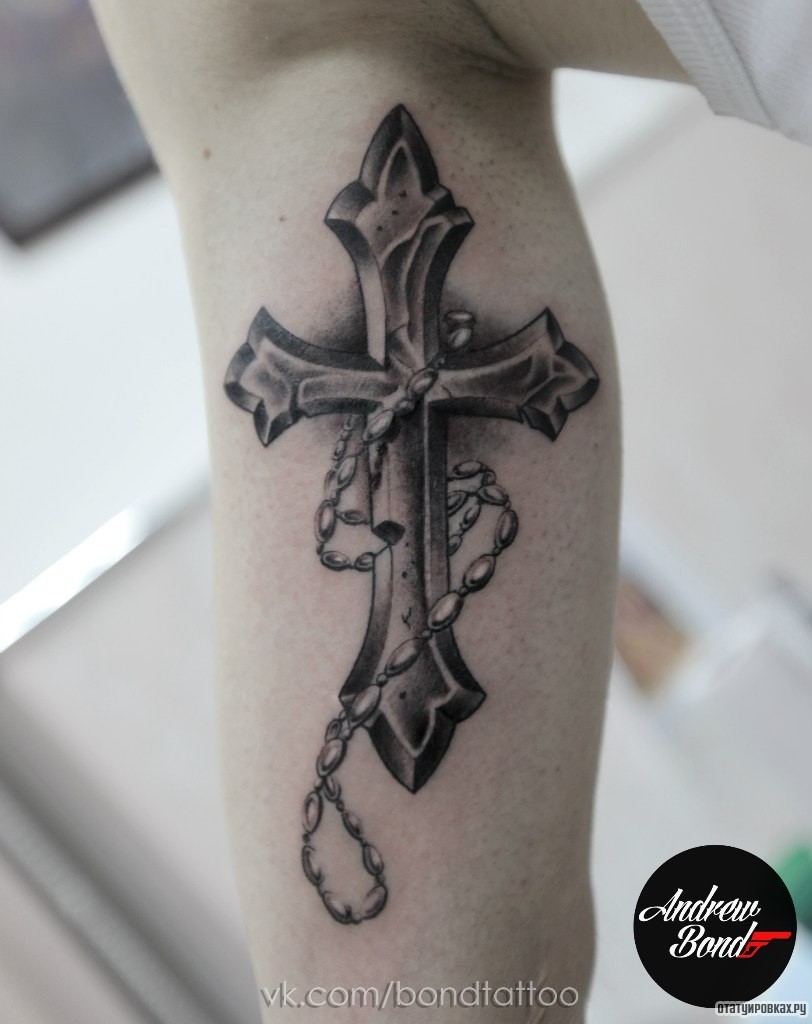 Фотография татуировки под названием «Крест с цепью»