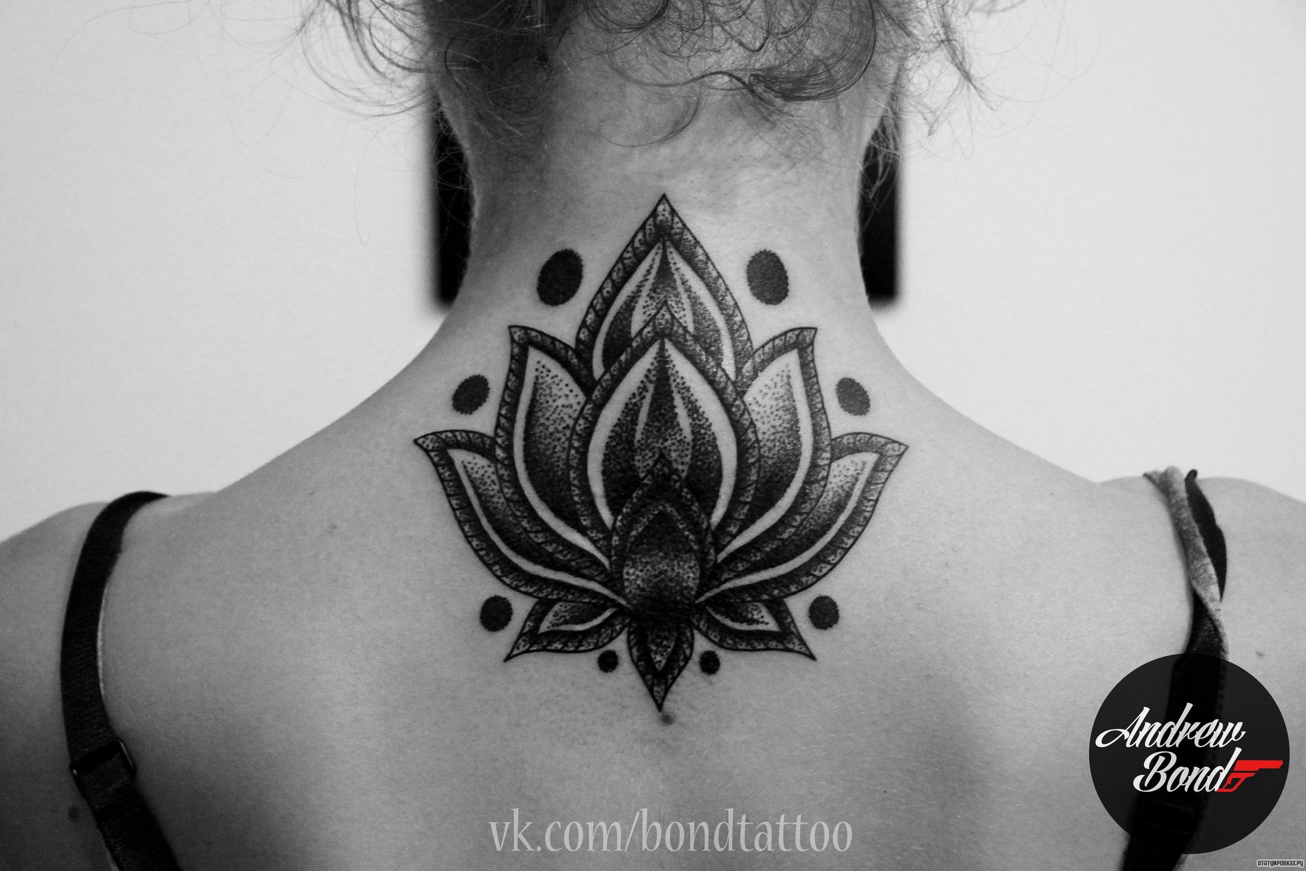 Фотография татуировки под названием «Лотос узор точками на шее»