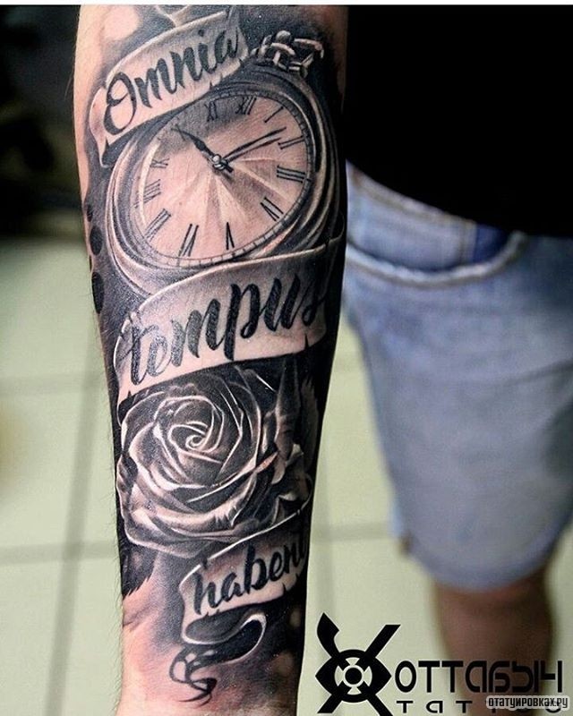 Фотография татуировки под названием «Круглые часы с розой»