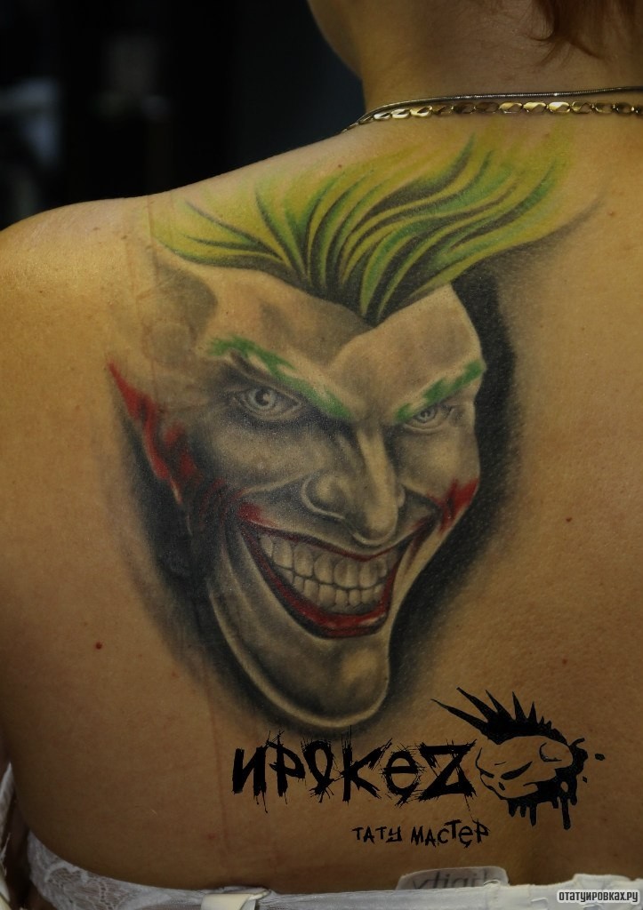 Фотография татуировки под названием «Лицо успехающего человека с зелеными волосами»