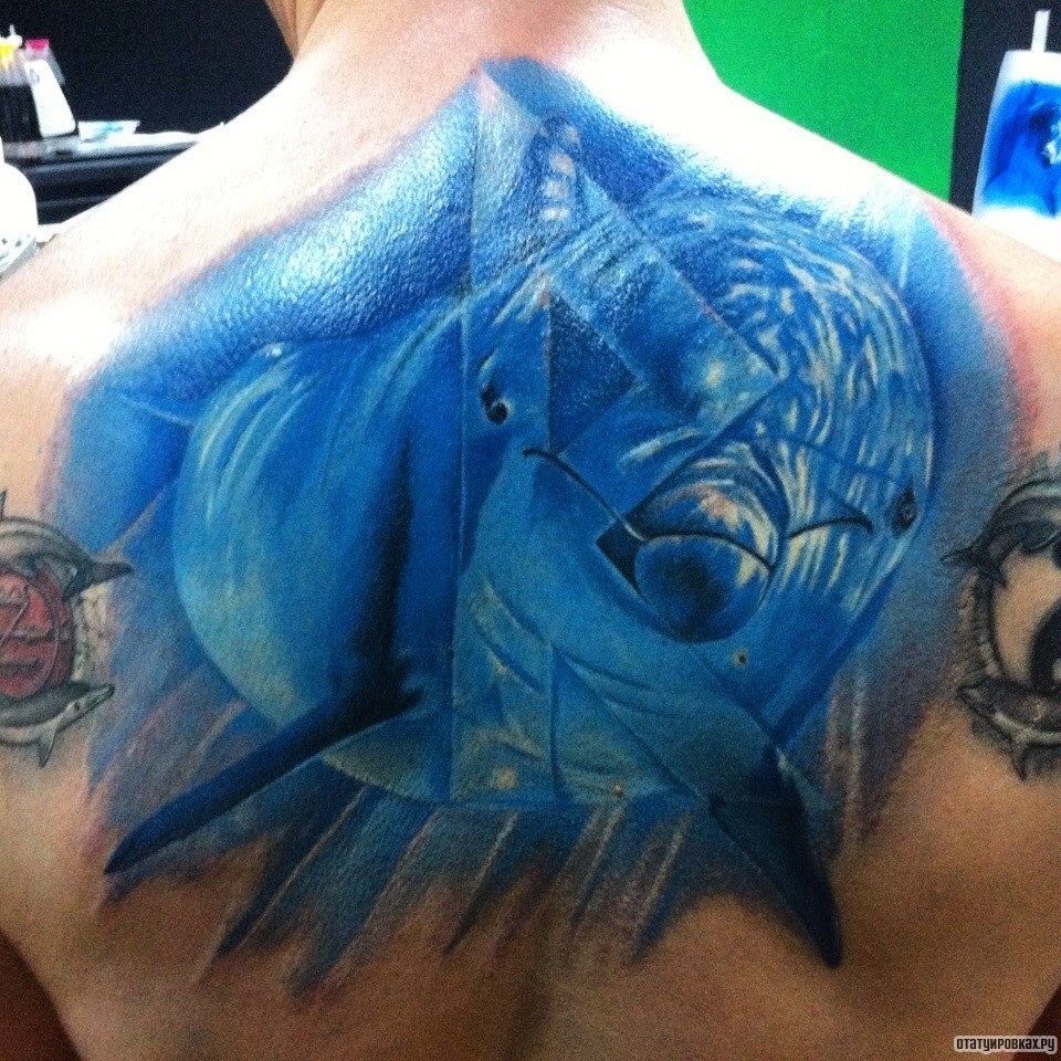 Фотография татуировки под названием «Синий улыбающийся дельфин»
