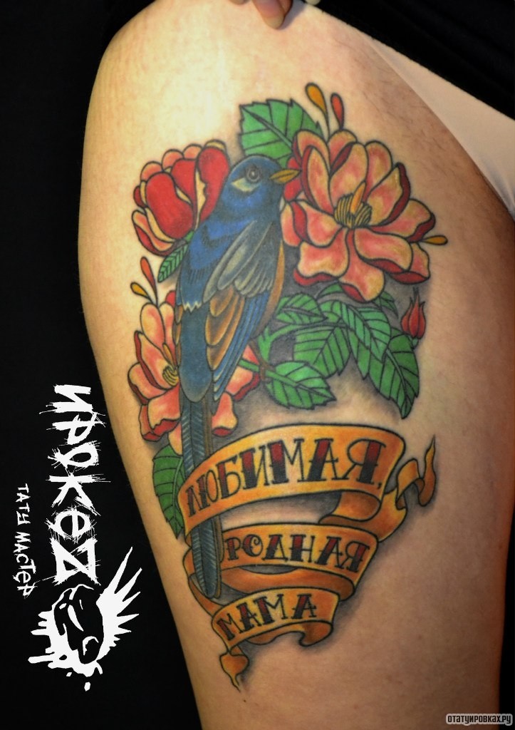 Фотография татуировки под названием «Олдскульная тату синяя птица в цветах»