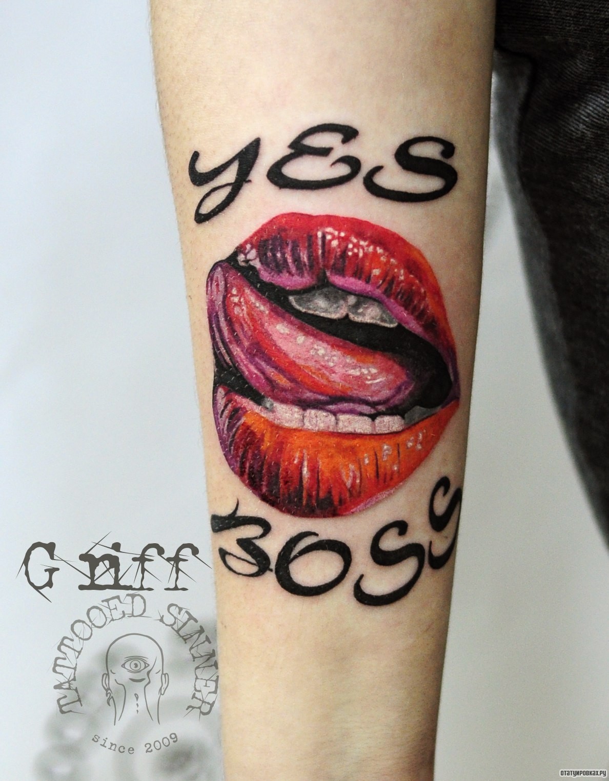 татуировка губ девушки