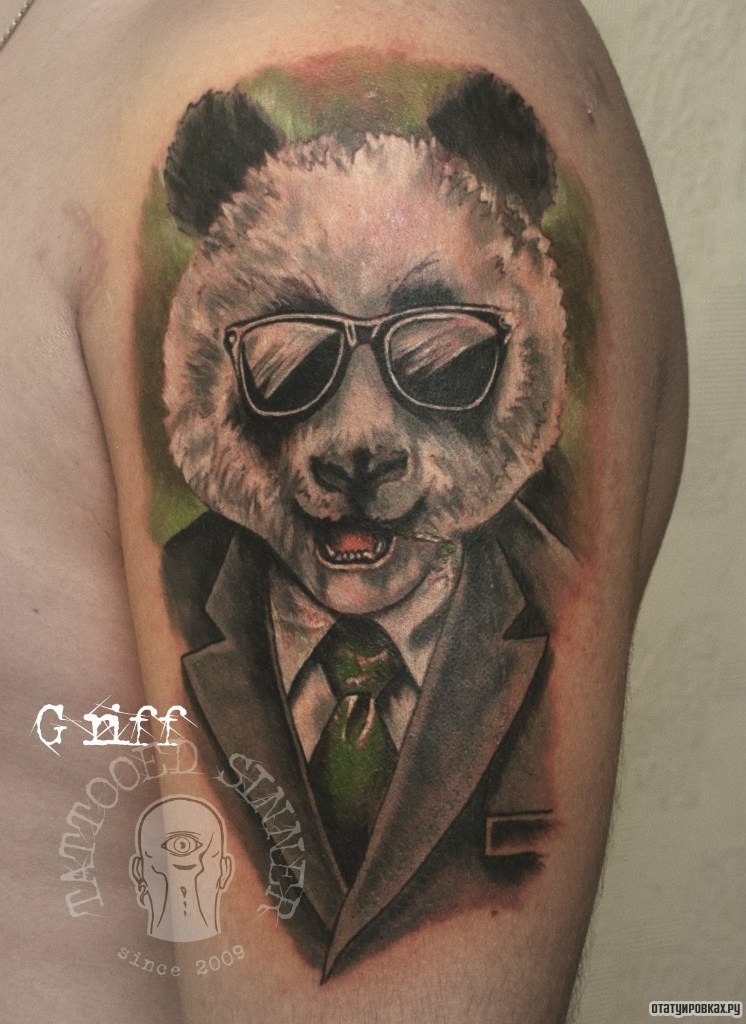 Фотография татуировки под названием «Панда в пиджаке и очках»