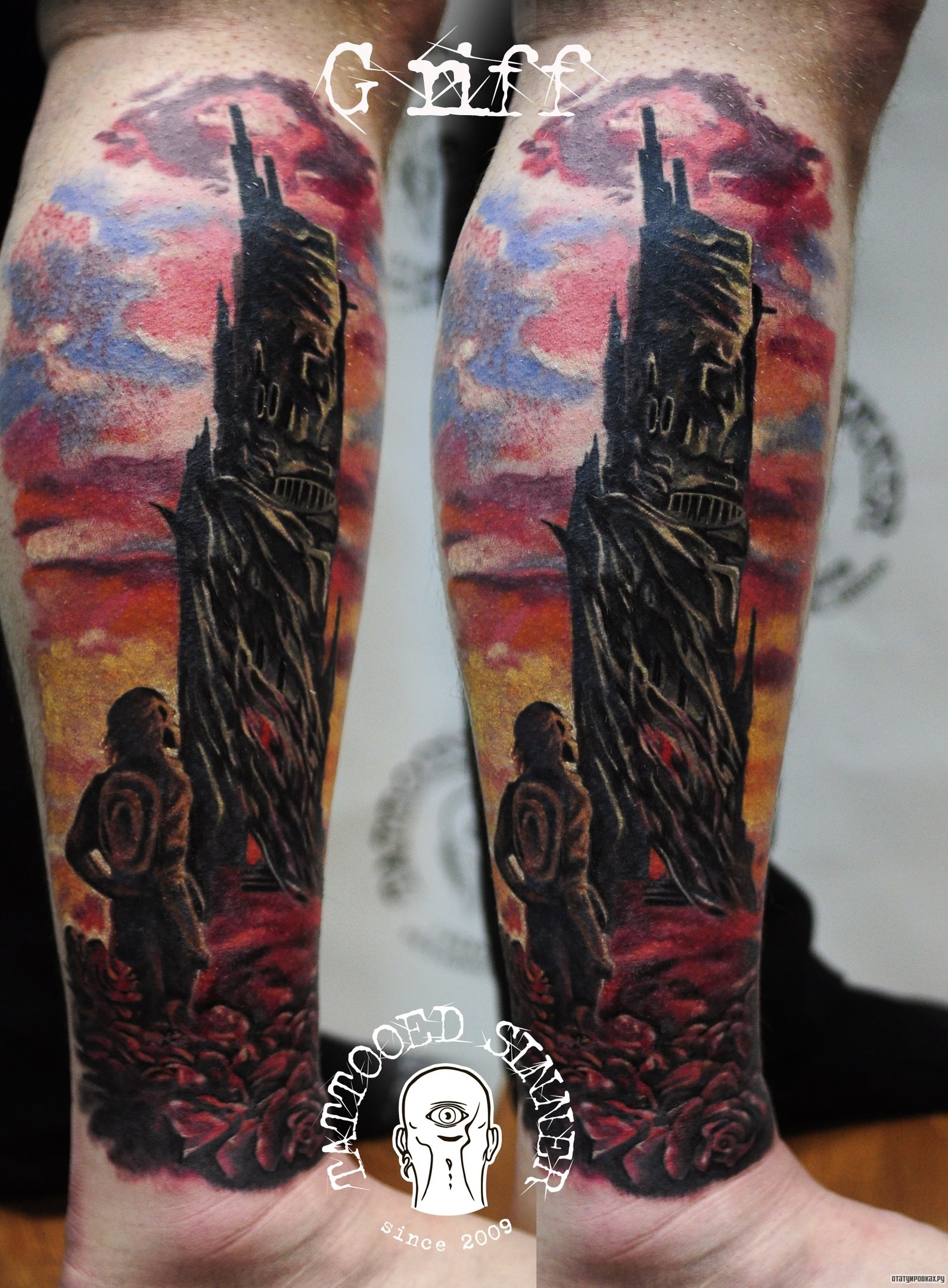 Фотография татуировки под названием «Замок и человек на фоне красного неба»