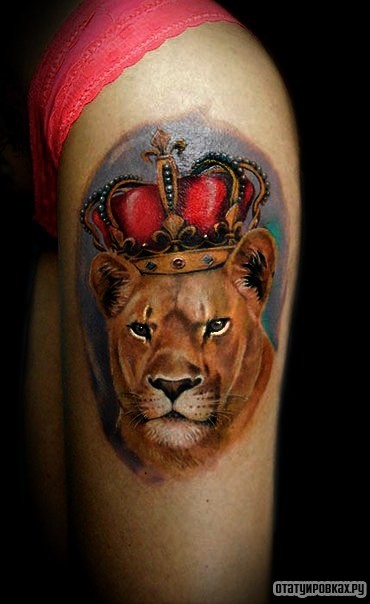 Фотография татуировки под названием «Львица в короне»