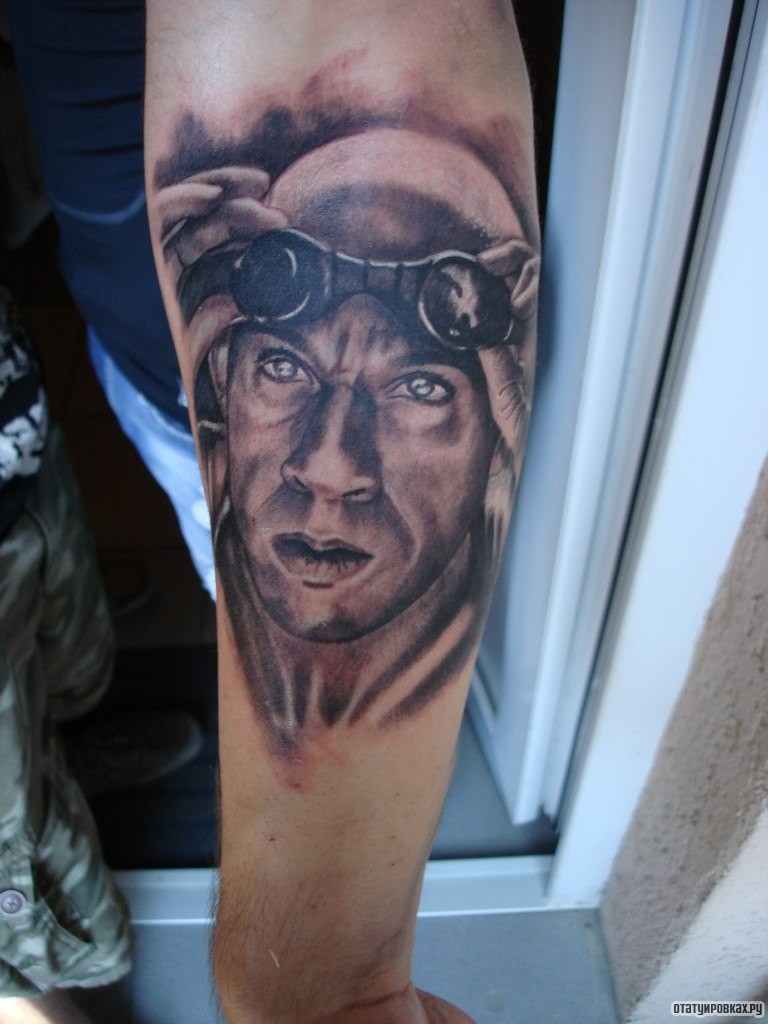 Фотография татуировки под названием «Человек летчик»