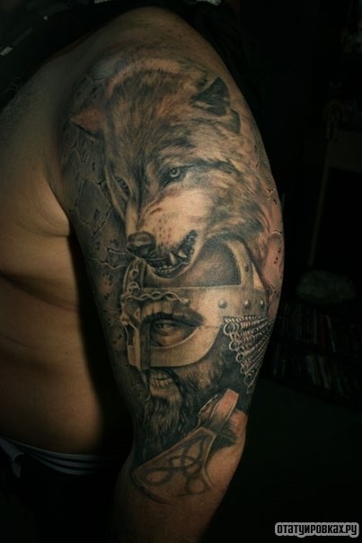 Фотография татуировки под названием «Волк и воин»