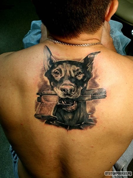 Фотография татуировки под названием «Доберман с пистолетом»