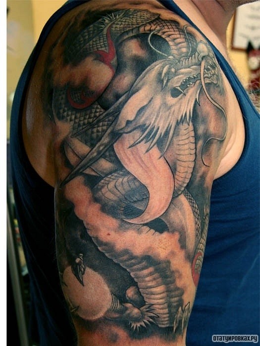 Фотография татуировки под названием «Огромный дракон»