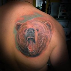 Тату оскал нападающего медведя