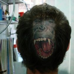 Тату морда гориллы на голове