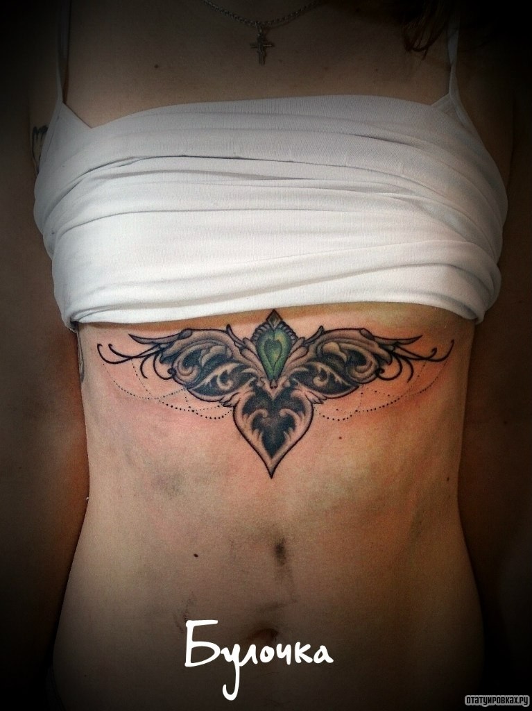Фотография татуировки под названием «Узор с зеленой вставкой»