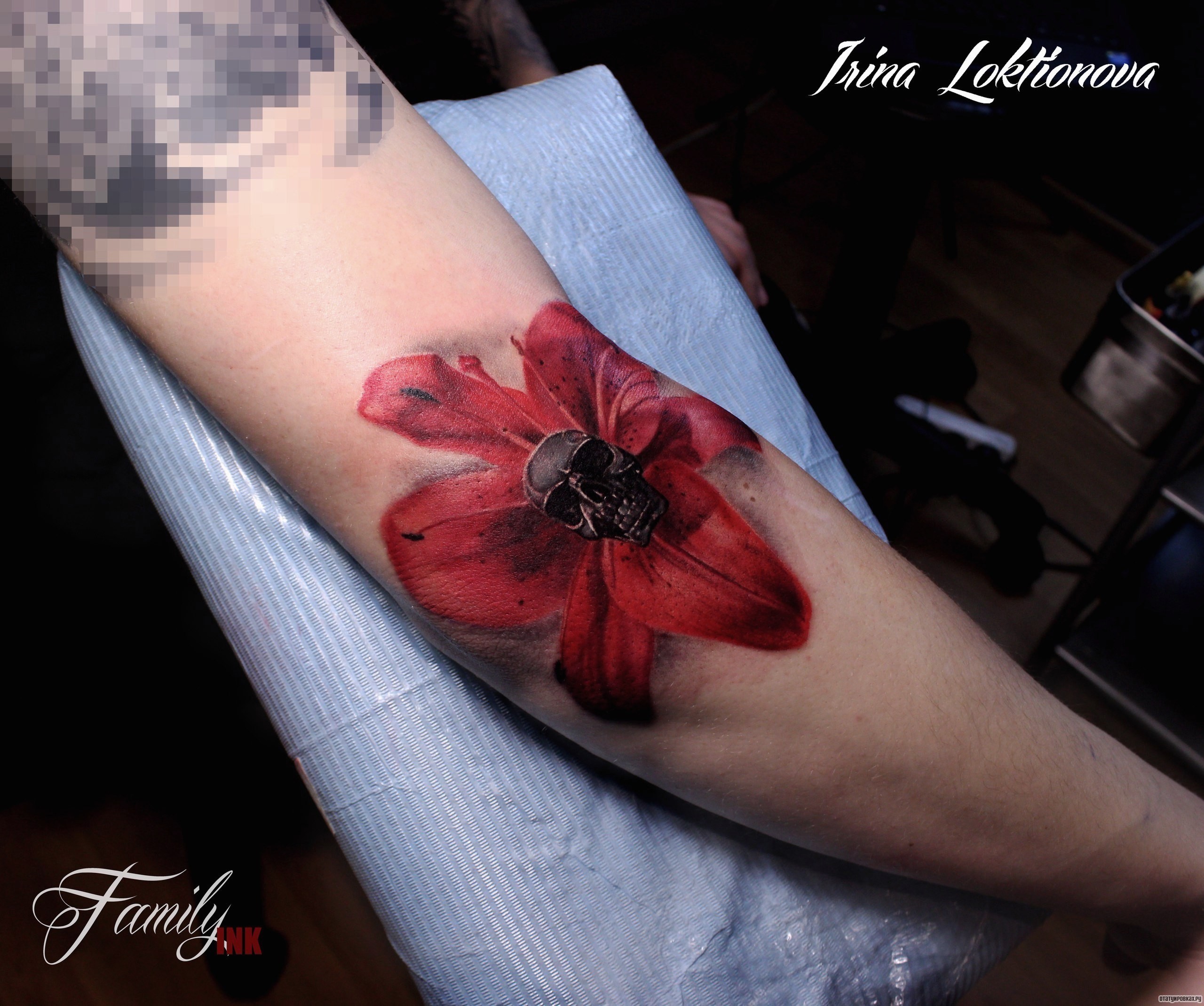Фотография татуировки под названием «Черепок в красной лилии»