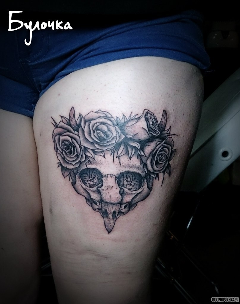 Фотография татуировки под названием «Череп животного с розами»