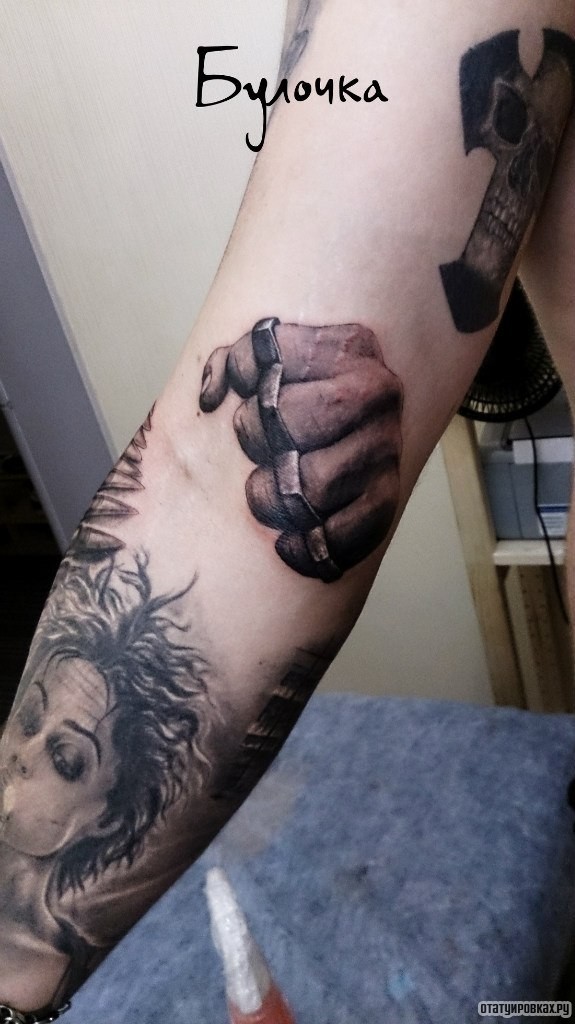Фотография татуировки под названием «Кастет на руке»
