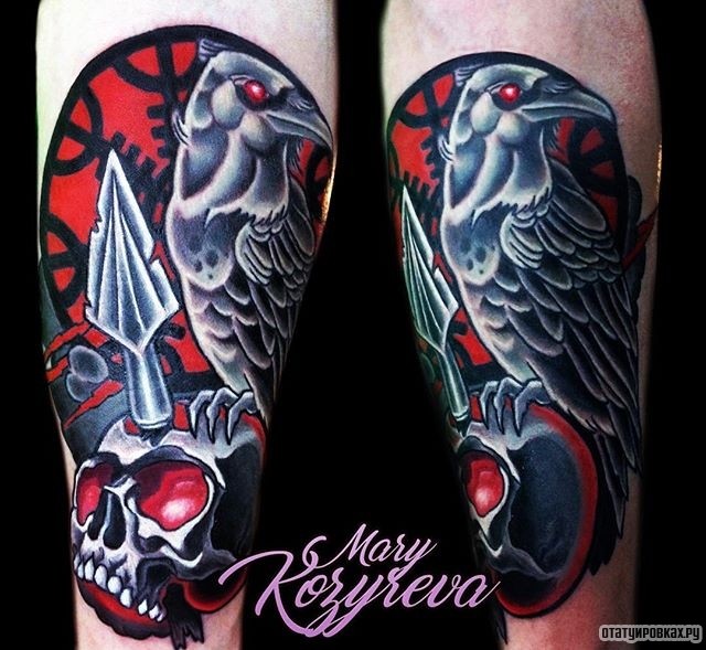 Фотография татуировки под названием «Ворон с копьем и черепом»