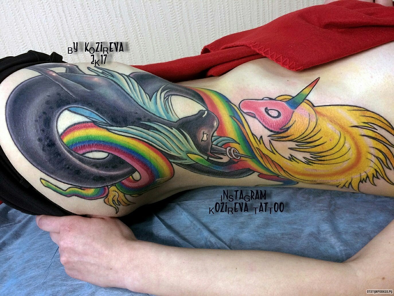 Фотография татуировки под названием «Бесконечность уроборос пегас»