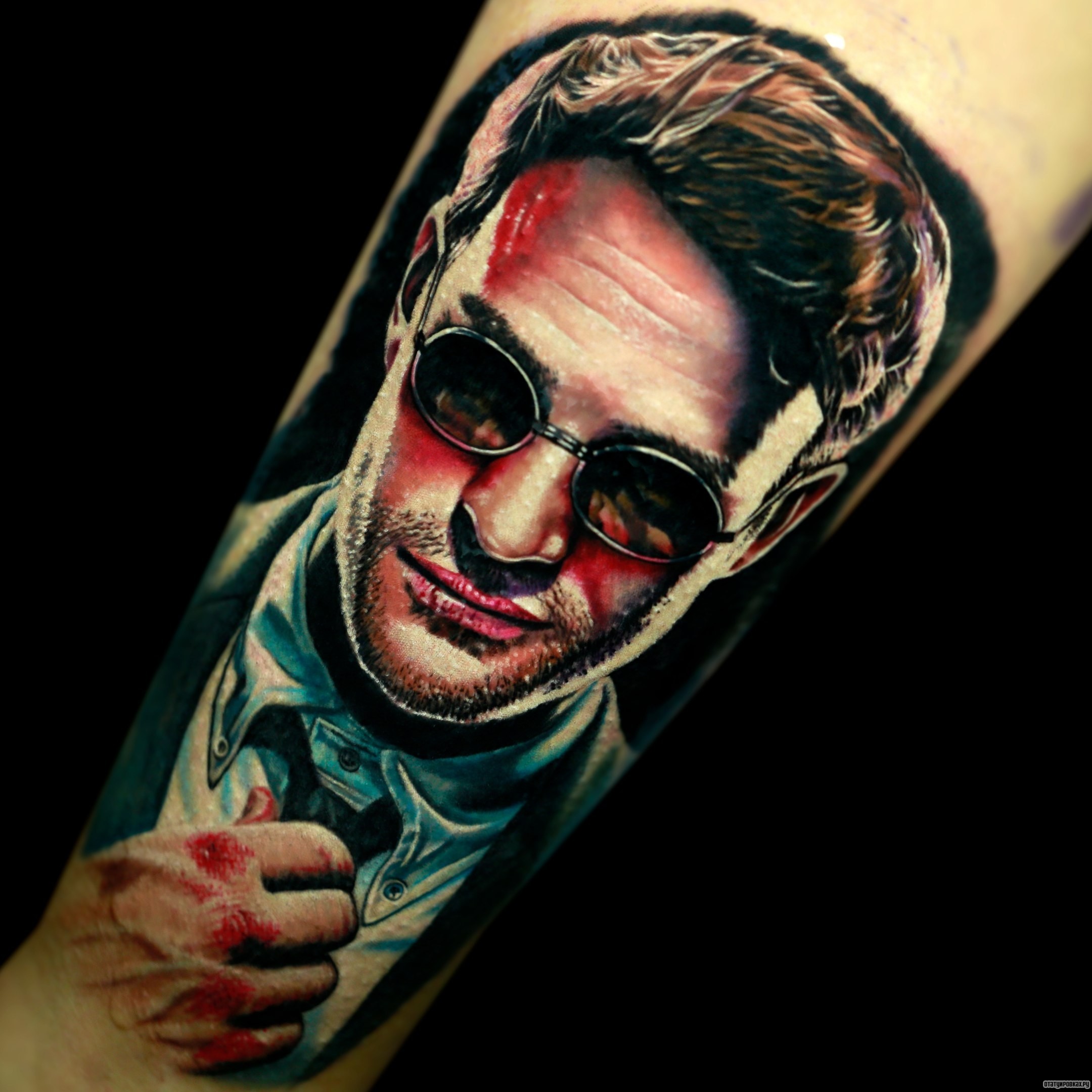 Фотография татуировки под названием «Человек в очках»
