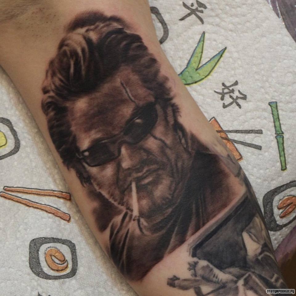 Фотография татуировки под названием «Человек с сигаретой в очках»