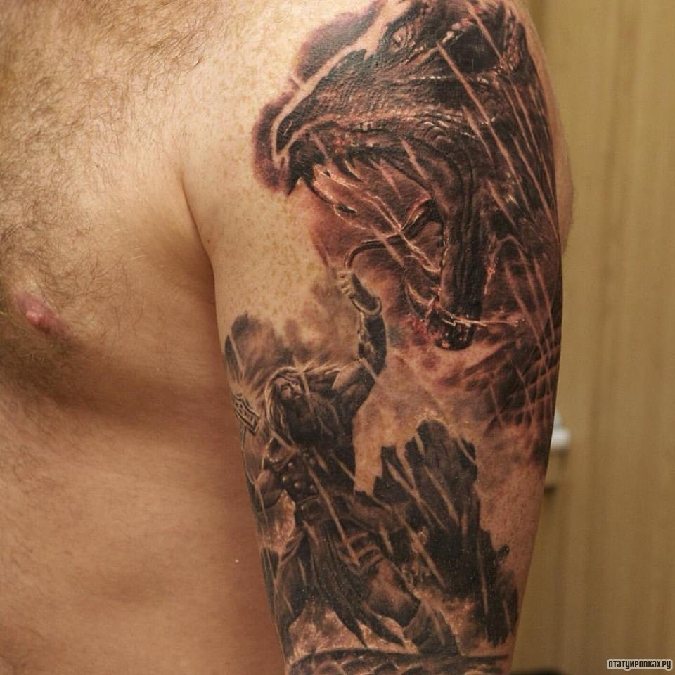 Фотография татуировки под названием «Воин сражается с драконом»