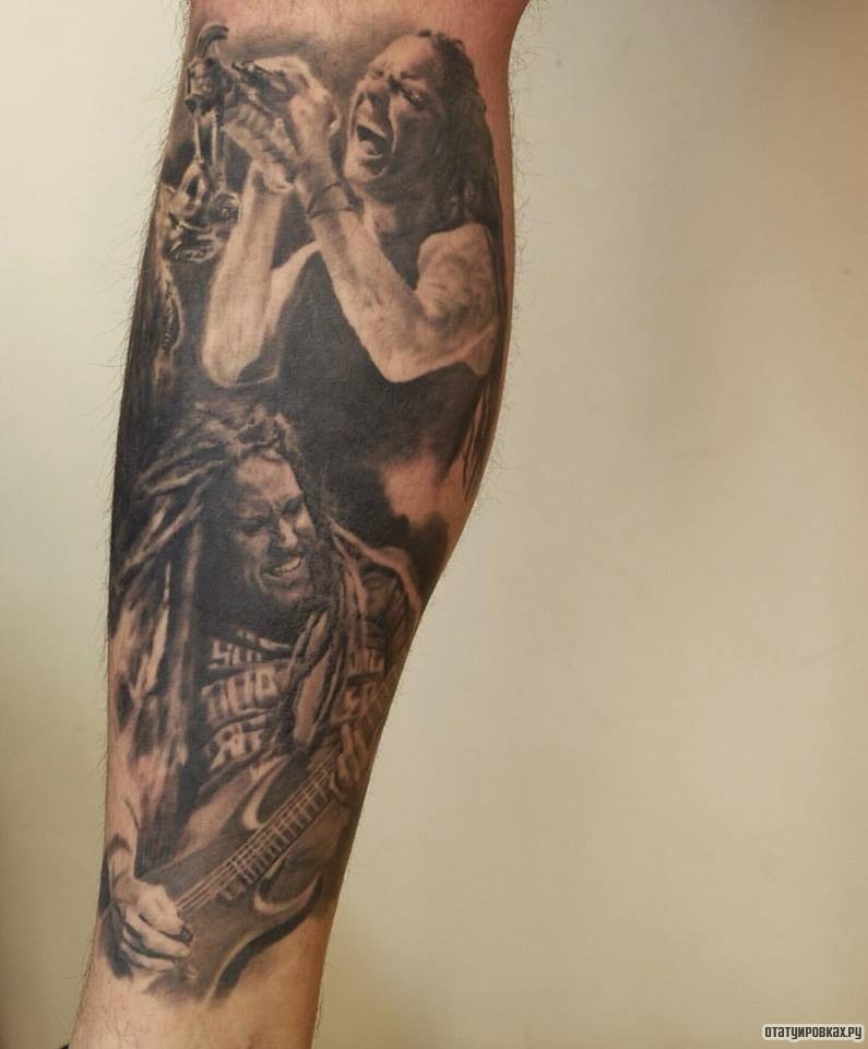 Фотография татуировки под названием «Два рок музыканта, девушка солирует»