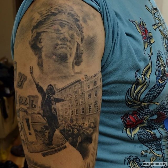 Фотография татуировки под названием «Город, люди, митинг»