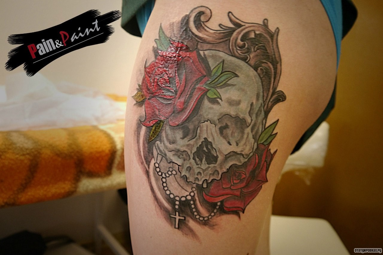 Фотография татуировки под названием «Череп, розы»